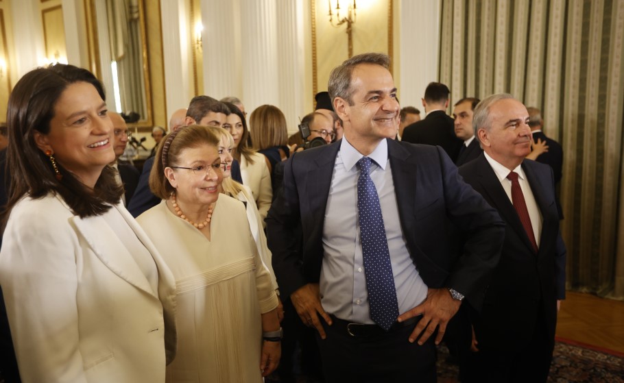 Ο πρωθυπουργός Κυριάκος Μητσοτάκης στην ορκωμοσία της νέας κυβέρνησης με τη Νίκη Κεραμέως και τη Λίνα Μενδώνη © EUROKINISSI/ΓΙΩΡΓΟΣ ΚΟΝΤΑΡΙΝΗΣ
