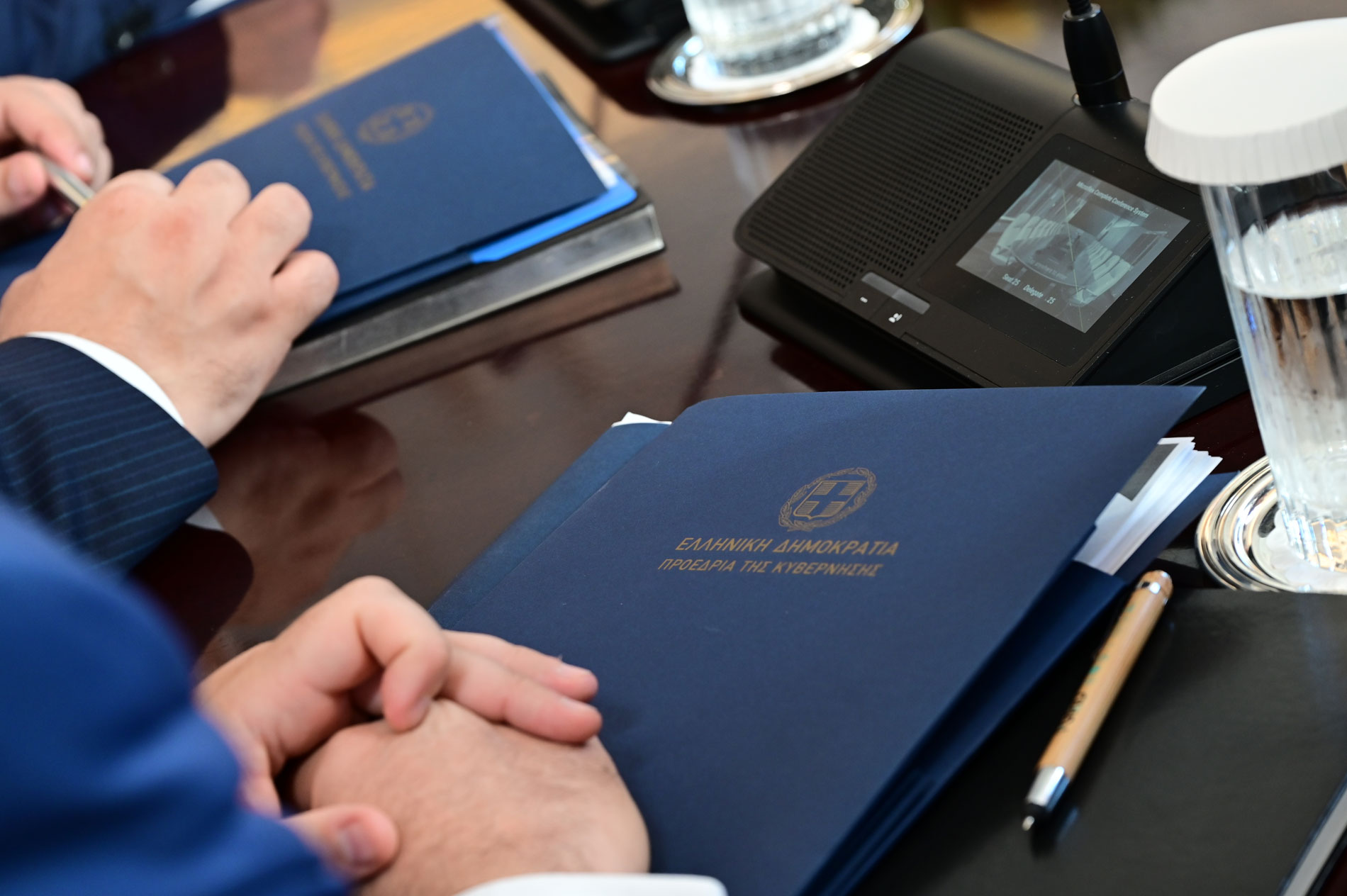 Οι μπλε φάκελοι των υπουργών © Eurokinissi