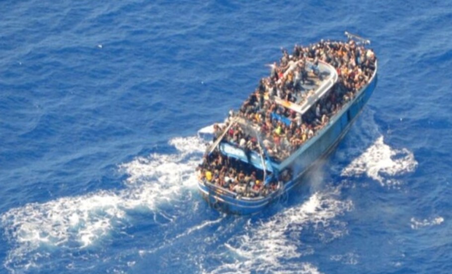 Το σκάφος με τους μετανάστες που βυθίστηκε ανοιχτά της Πύλου © YouTube/Telegraph (screenshot)