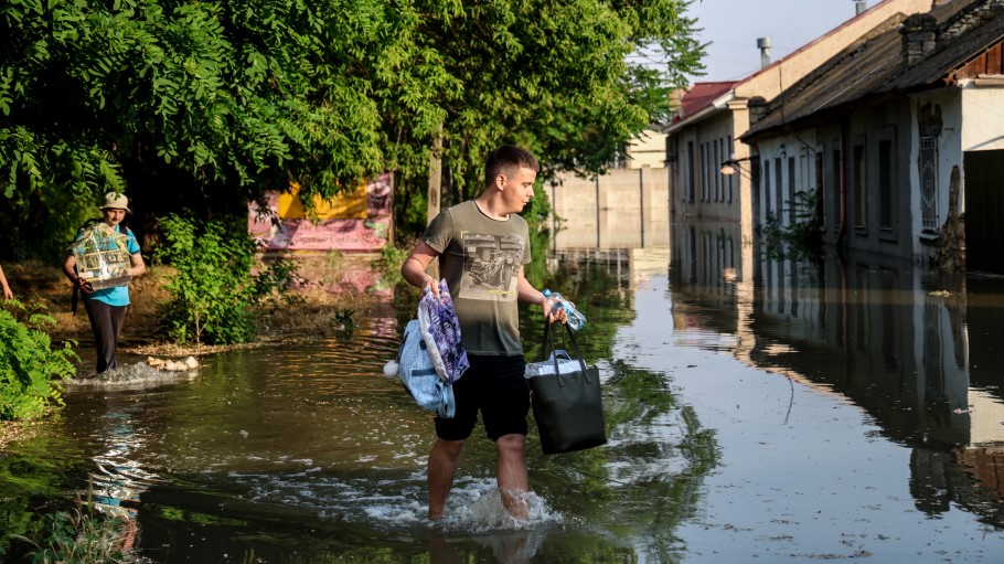 Κάτοικοι στη Χερσώνα της Ουκρανίας φεύγουν από τα σπίτια τους μετά την ανατίναξη του φράγματος Νόβα Καχόβκα © EPA/ IVAN ANTYPENKO