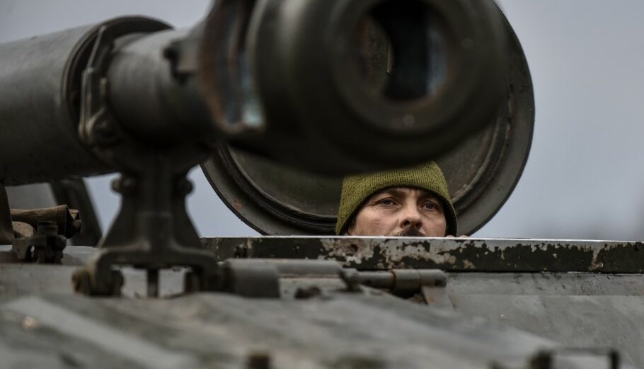 Ουκρανός στρατιώτης σε άρμα μάχης στο Ντονέτσκ © EPA/OLEG PETRASYUK