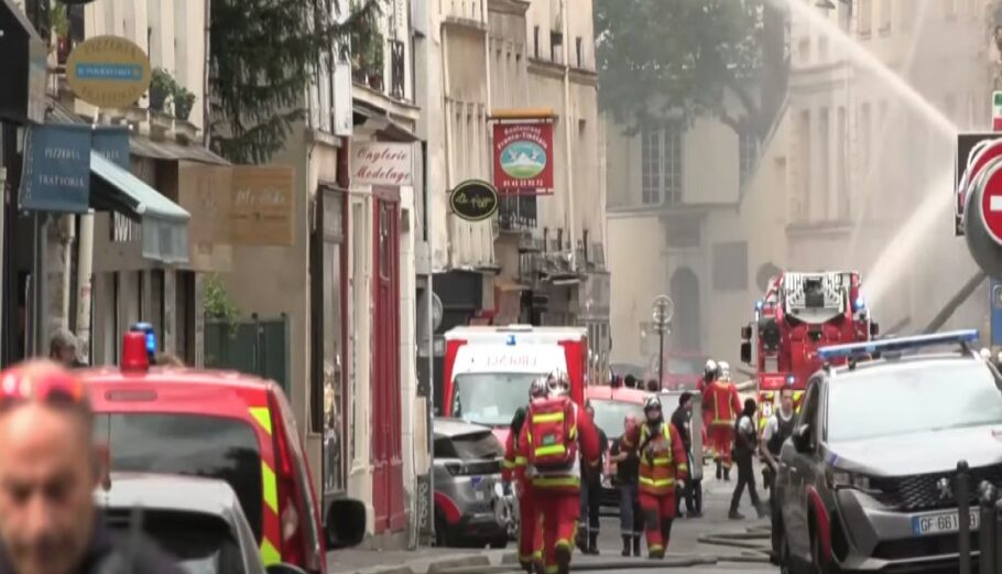 Πυροσβέστες στο Παρίσι μετά την έκρηξη σε κτίριο © YouTube (screenshot)