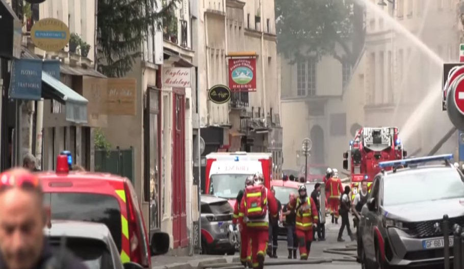 Πυροσβέστες στο Παρίσι μετά την έκρηξη σε κτίριο © YouTube (screenshot)