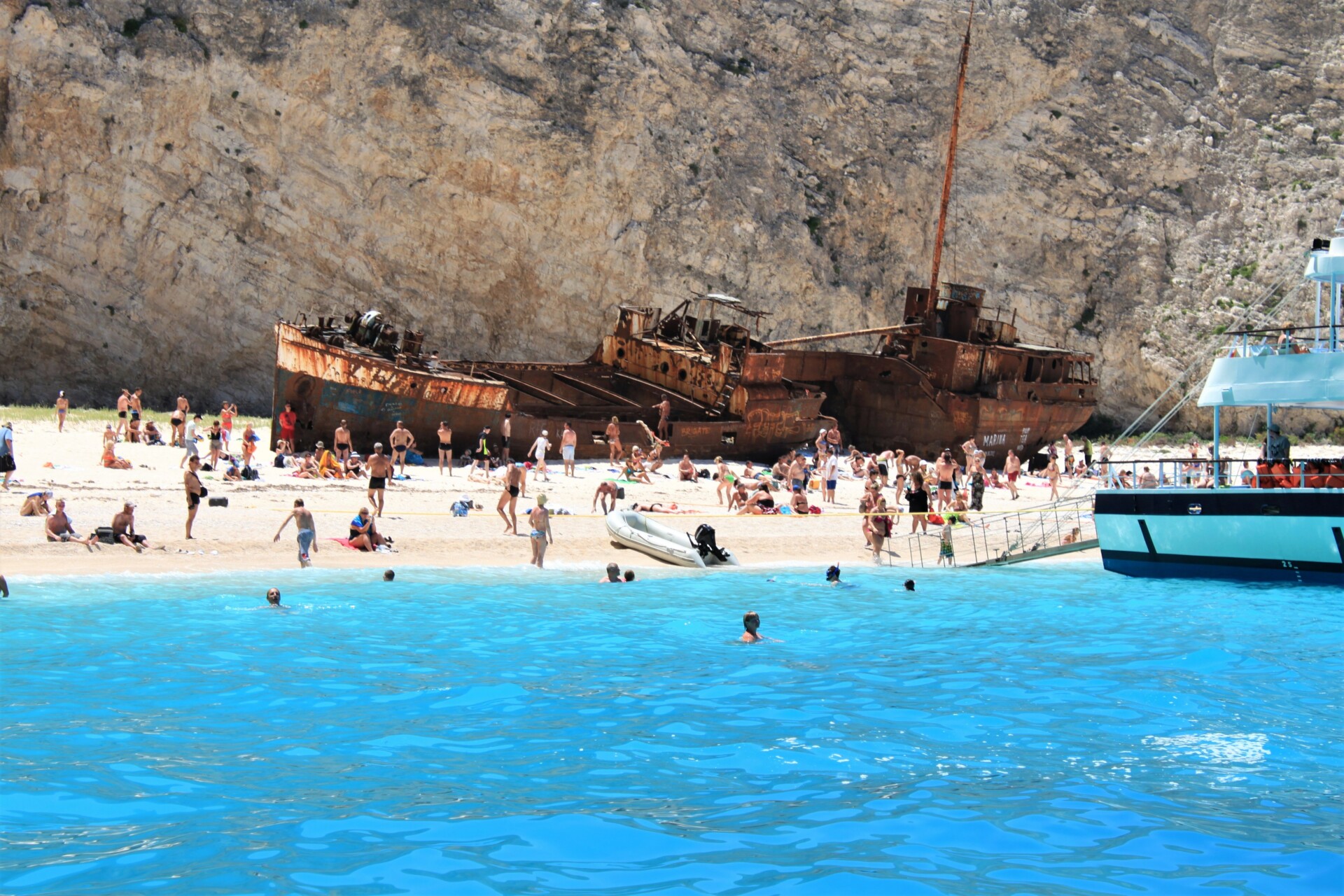 Τουρίστες στο Ναυάγιο της Ζακύνθου © Pexels