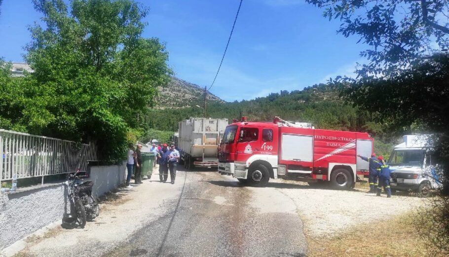 Πυροσβεστική στην Καβάλα στο σημείο όπου νεαρός έχασε τη ζωή από πρέσα απορριμματοφόρου © ΑΠΕ-ΜΠΕ