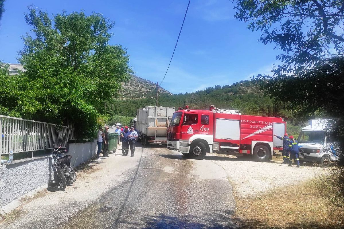 Πυροσβεστική στην Καβάλα στο σημείο όπου νεαρός έχασε τη ζωή από πρέσα απορριμματοφόρου © ΑΠΕ-ΜΠΕ