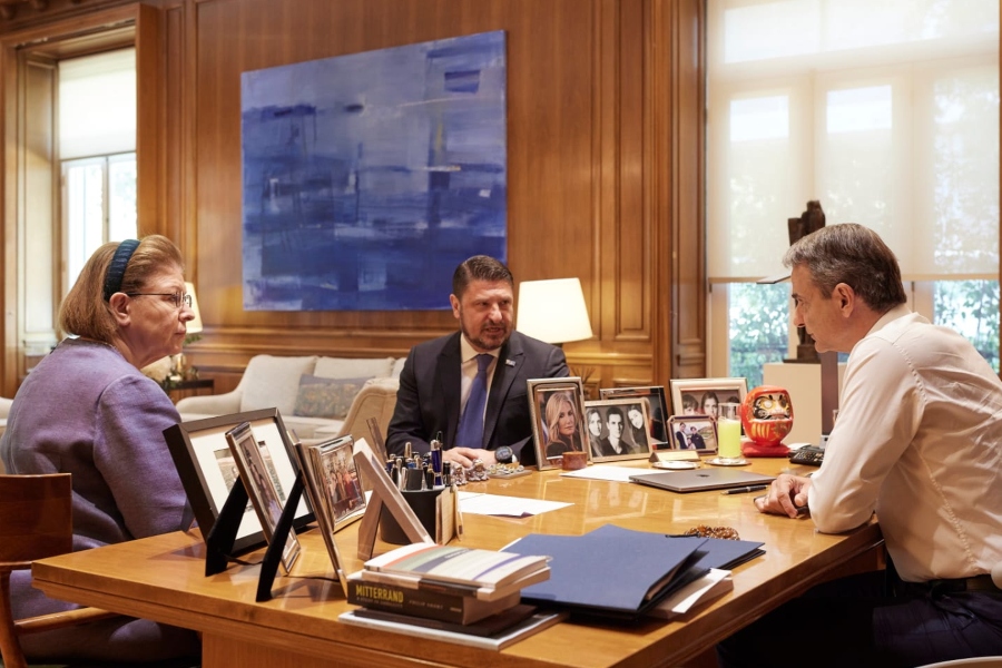 Ο Πρωθυπουργός Κυριάκος Μητσοτάκης με τη Λίνα Μενδώνη και τον Νίκο Χαρδαλιά @ ΔΤ