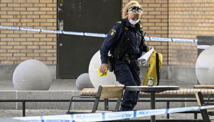 Αστυνομικός στη Σουηδία στο σημείο της επίθεσης © ΕPA
