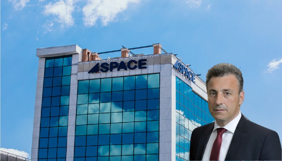 Ο CEO της Space Hellas Ιωάννης Μερτζάνης με φόντο το κτίριο της εταιρείας @ space.gr / PowerGame.gr
