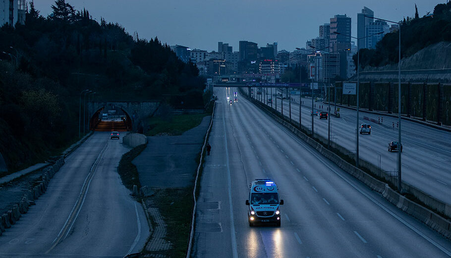 Ασθενοφόρο στην Τουρκία © EPA/ERDEM SAHIN