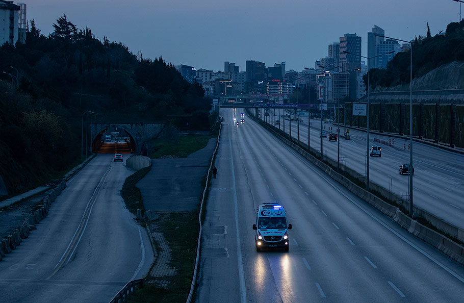 Ασθενοφόρο στην Τουρκία © EPA/ERDEM SAHIN