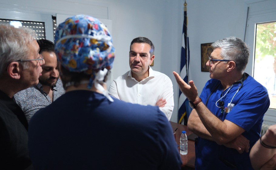 Ο Αλέξης Τσίπρας στο νοσοκομείο της Ιεράπετρας © ANDREA BONETTI/ΓΡΑΦΕΙΟ ΤΥΠΟΥ ΣΥΡΙΖΑ/EUROKINISSI