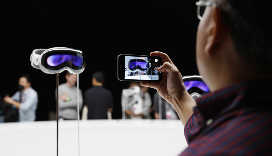 Τα γυαλιά εικονικής και επαυξημένης πραγματικότητας Vision Pro της Apple © EPA/JOHN G. MABANGLO