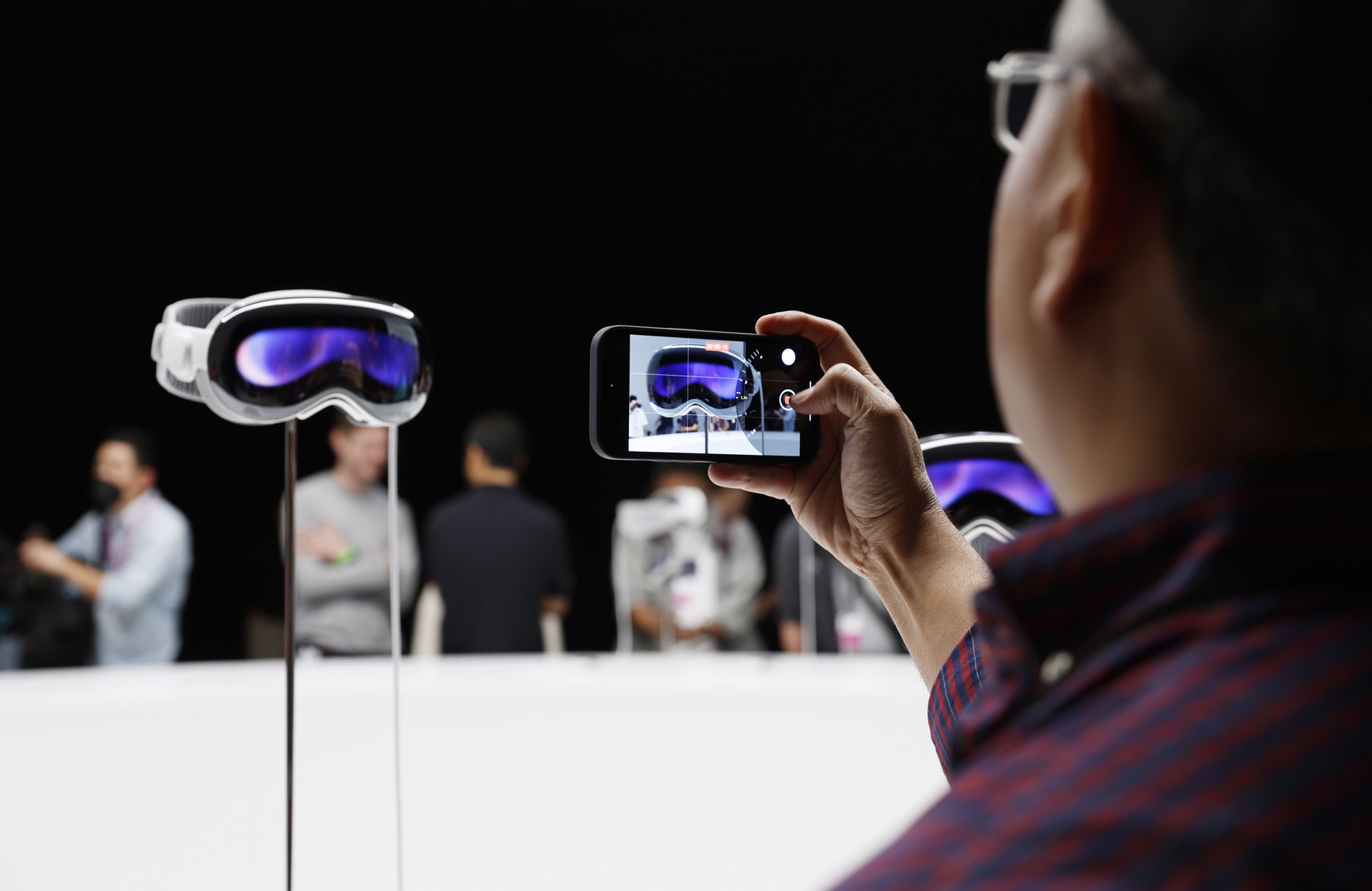 Το Vision Pro της Apple είναι ένα τεχνικό θαύμα. Ποιoς θα το αγοράσει;