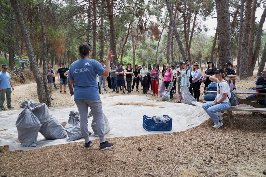 Εθελοντική δράση καθαρισμού του Υμηττού από τη Nova, σε συνεργασία με την Aegean Rebreath © ΔΤ