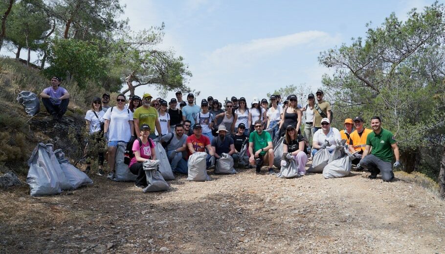 Εθελοντική δράση καθαρισμού του Υμηττού από τη Nova, σε συνεργασία με την Aegean Rebreath © ΔΤ