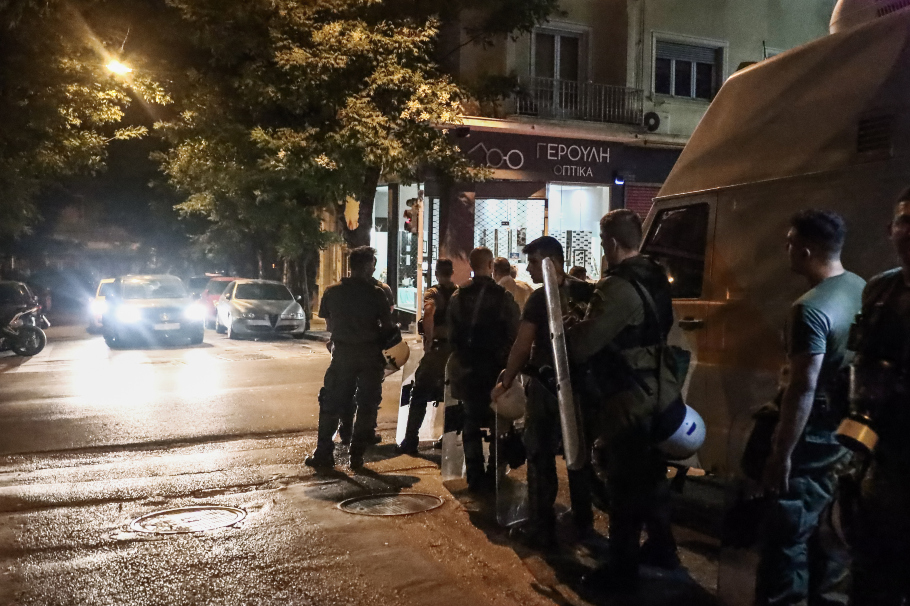 Άγνωστοι πέταξαν πέτρες και αντικείμενα έξω από τα γραφεία του ΠΑΣΟΚ©(ΚΩΣΤΑΣ ΤΖΟΥΜΑΣ/EUROKINISSI)