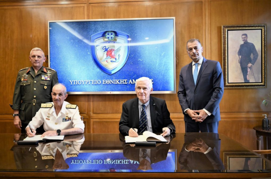 Η υπογραφή της σύμβασης για τη δωρεά ΠΓΥ «ΠΕΡΣΕΑΣ», μεταξύ του Αρχηγού ΓΕΝ Αντιναύαρχου Ιωάννη Δρυμούση και του Παναγιώτη Λασκαρίδη©ΔΤ