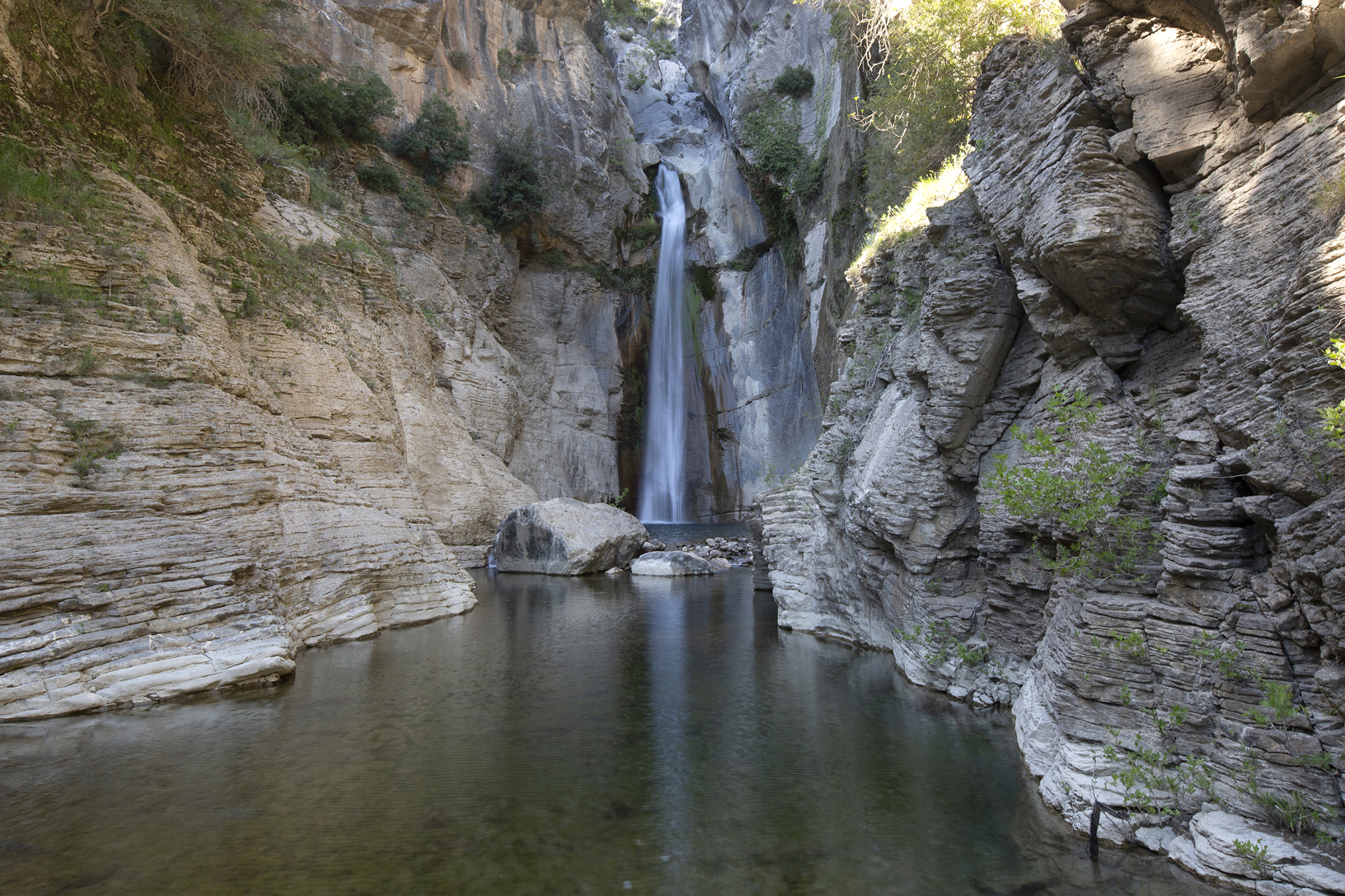 Καταρράκτης στο χωριό Μανίκια © Βασίλης Συκάς, για τον Δήμο Κύμης-Αλιβερίου