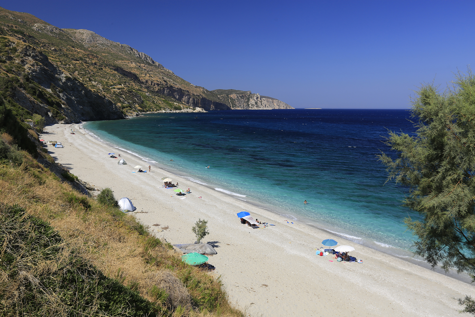 Παραλία Κορασίδα, χωριό Αχλαδερή © Βασίλης Συκάς, για τον Δήμο Κύμης-Αλιβερίου 