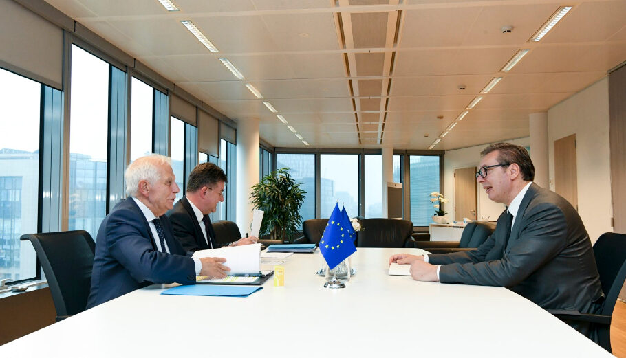 Ο Ζοζέπ Μπορέλ και ο Αλεξάντερ Βούτσιτς σε συνάντηση στις Βρυξέλες©twitter/ Josep Borrell