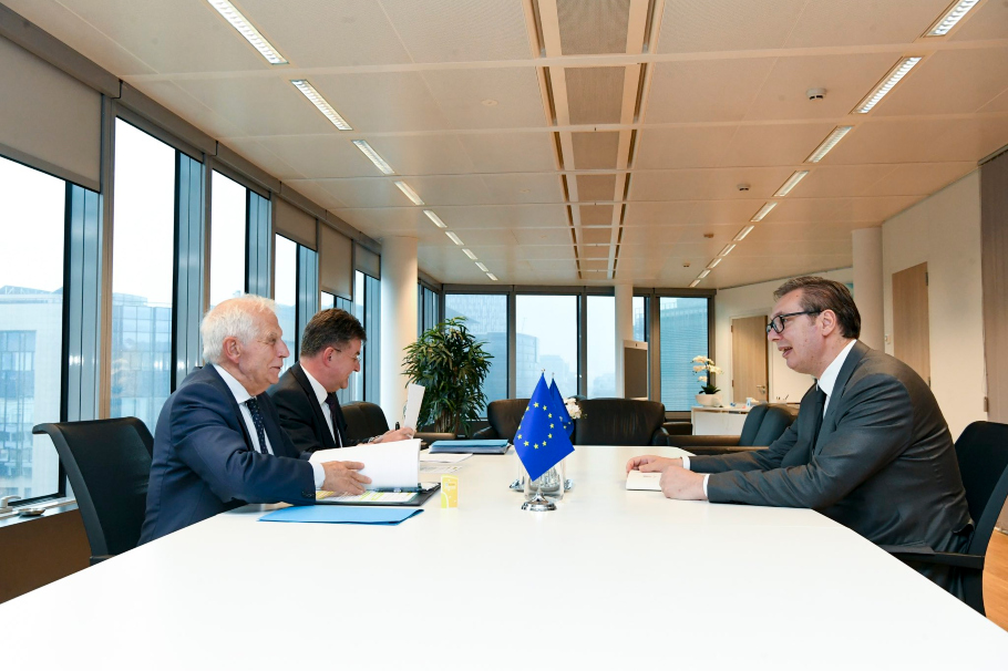 Ο Ζοζέπ Μπορέλ και ο Αλεξάντερ Βούτσιτς σε συνάντηση στις Βρυξέλες©twitter/ Josep Borrell