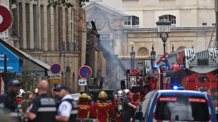Πυρκαγιά μετά από έκρηξη στο Παρίσι©απε μπε