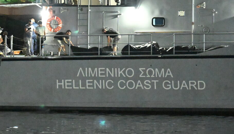 Έρευνες του Λιμενικού μετά το ναυάγιο στην Πύλο ©Eurokinissi