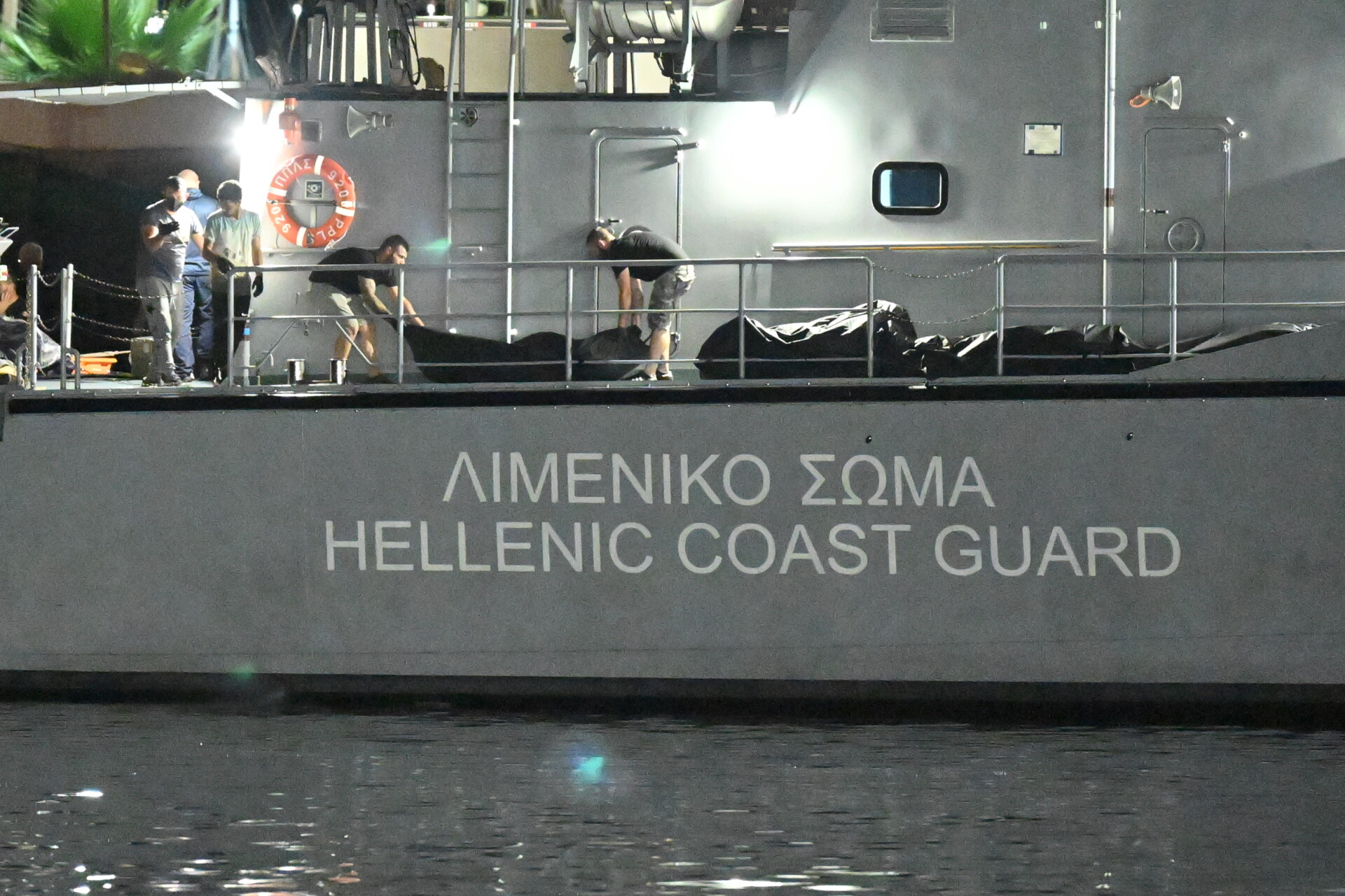 Έρευνες του Λιμενικού μετά το ναυάγιο στην Πύλο ©Eurokinissi