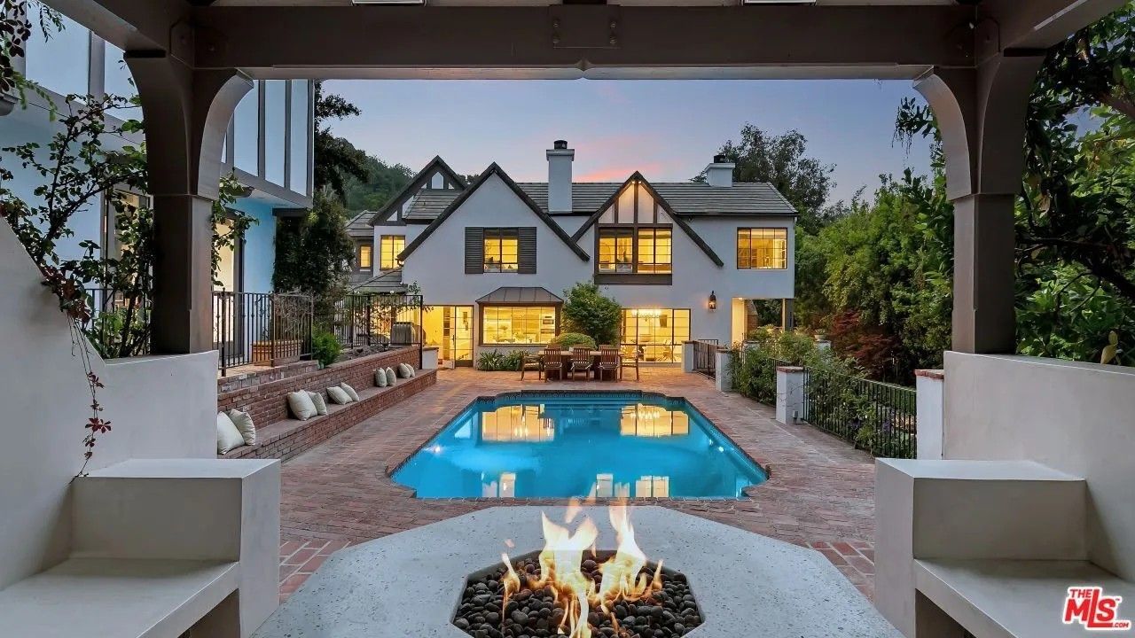 To σπίτι της Ριάνα στο Beverly Hills @ https://www.realtor.com/soldhomes