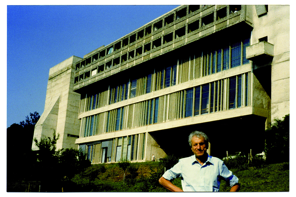 Ο Ιάννης Ξενάκης μπροστά στη Μονή Sainte-Marie De La Tourette το 1992 © Συλλογή Οικογένεια Ιάννη Ξενάκη