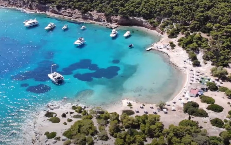 Παραμυθένιο νησί με ελάφια μόλις μία ώρα από την Αθήνα