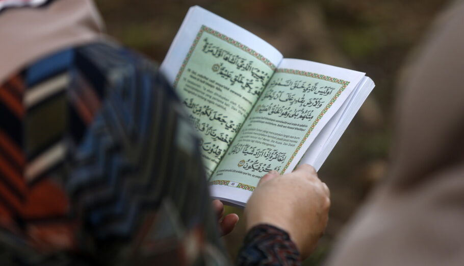Προσευχή στο Κοράνι © EPA/HOTLI SIMANJUNTAK