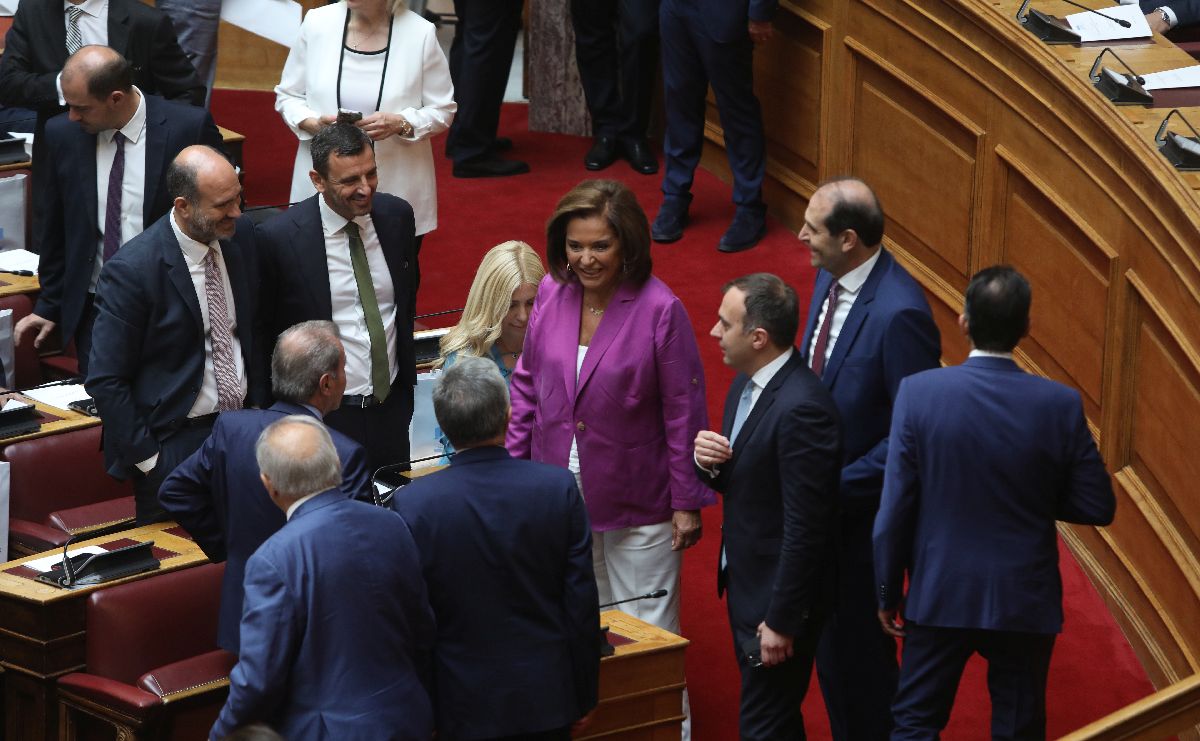 Η βουλευτής Χανίων της ΝΔ Ντόρα Μπακογιάννη (Κ), συνομιλεί με βουλευτές πριν την τελετή ορκωμοσίας της Βουλής © ΑΠΕ-ΜΠΕ/ΓΙΩΡΓΟΣ ΒΙΤΣΑΡΑΣ