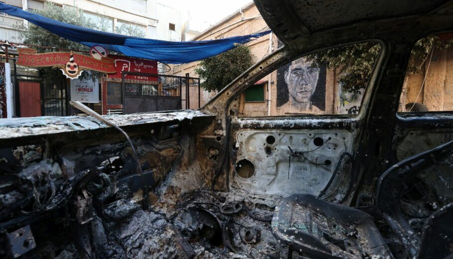 Μια τοιχογραφία διακρίνεται μέσα από ένα κατεστραμμένο όχημα, μετά από επιδρομή του ισραηλινού στρατού στην πόλη Τζενίν της Δυτικής Όχθης © EPA/ALAA BADARNEH