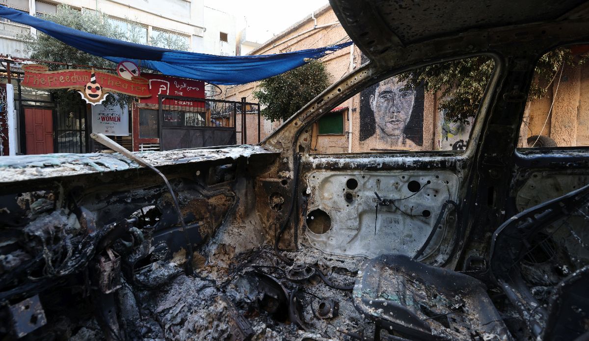 Μια τοιχογραφία διακρίνεται μέσα από ένα κατεστραμμένο όχημα, μετά από επιδρομή του ισραηλινού στρατού στην πόλη Τζενίν της Δυτικής Όχθης © EPA/ALAA BADARNEH