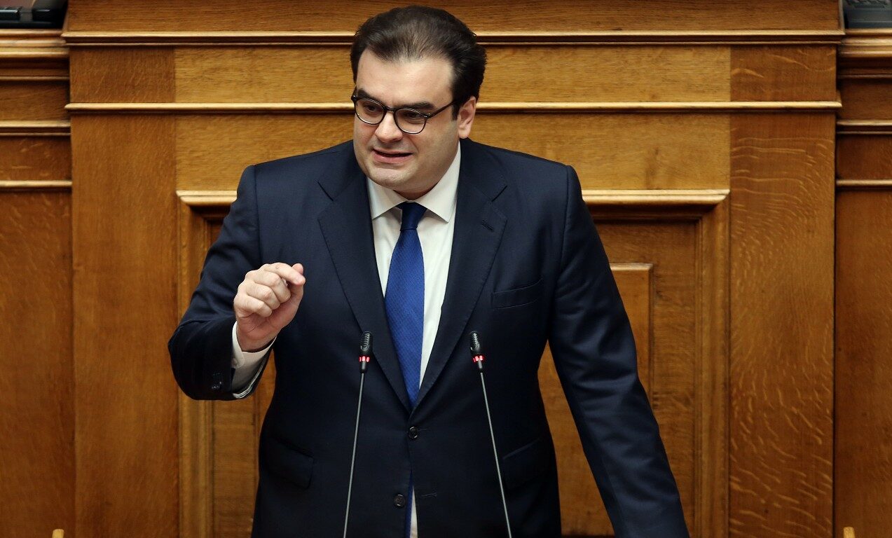 Στο βήμα της Βουλής ανέβηκε πρώτος ο Κυριάκος Πιερρακάκης