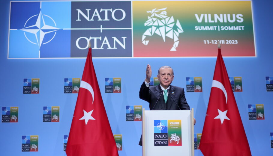 Ο Ρετζέπ Ταγίπ Ερντογάν στη Σύνοδο Κορυφής του ΝΑΤΟ στο Βίλνιους © EPA/TIM IRELAND