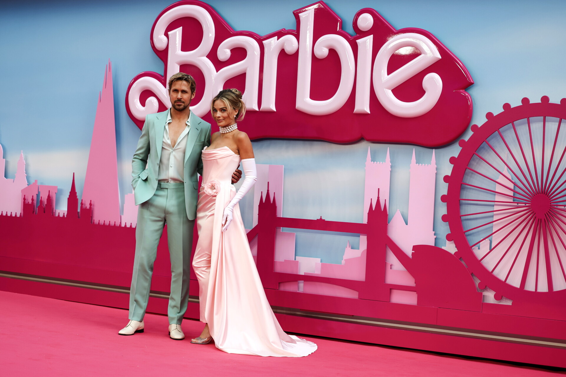 Ο Ράιαν Γκόσλινγκ και η Μάργκοτ Ρόμπι, πρωταγωνιστές της ταινίας «Barbie» © EPA/ANDY RAIN