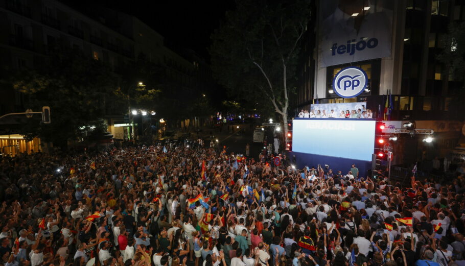Υποστηρικτές του Λαϊκού Κόμματος συγκεντρώνονται για να γιορτάσουν την νίκη © EPA/Javier Lizon