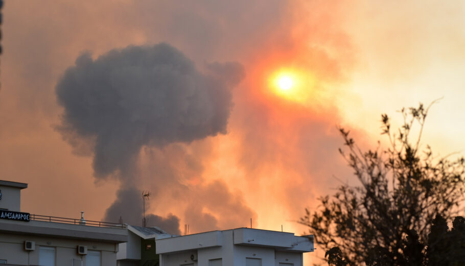 Εκρήξεις και αναζωπύρωση πυρκαγιάς στη Νέα Αγχίαλο © INTIME