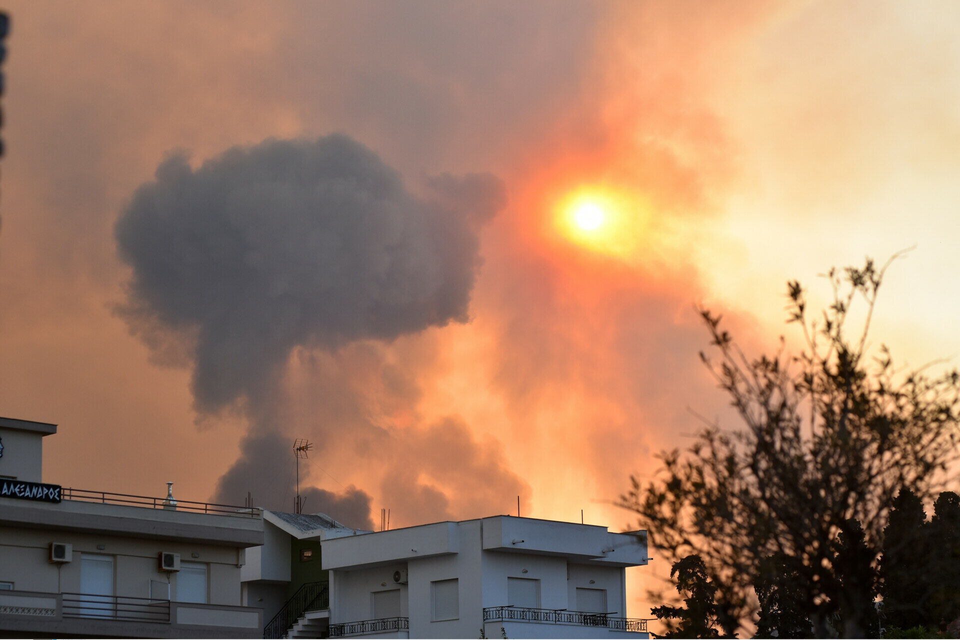 Εκρήξεις και αναζωπύρωση πυρκαγιάς στη Νέα Αγχίαλο © INTIME