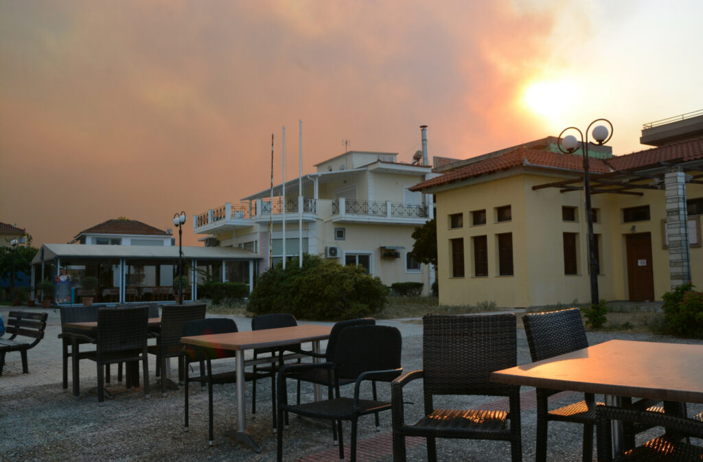 Εκρήξεις και αναζωπύρωση πυρκαγιάς στη Νέα Αγχίαλο © INTIME