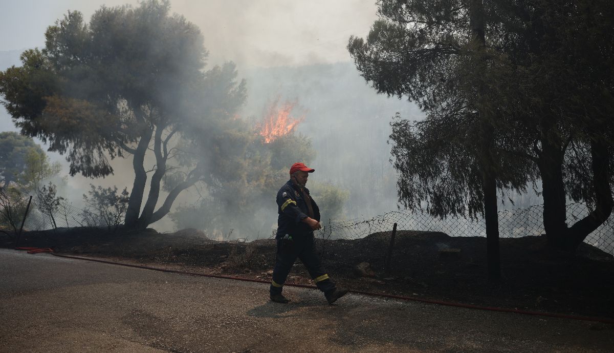 Πυρκαγιά στην περιοχή του Κανδηλίου στην Νέα Πέραμο© Eurokinissi /ΒΑΣΙΛΗΣ ΡΕΜΠΑΠΗΣ