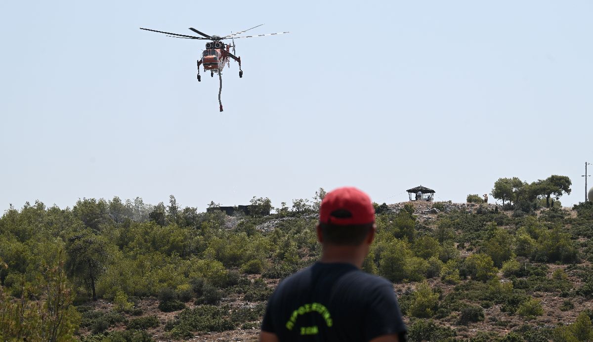 Πυροσβεστικό ελικόπτερο στη φωτιά στα Δερβενοχώρια © Eurokinissi / ΤΑΤΙΑΝΑ ΜΠΟΛΑΡΗ