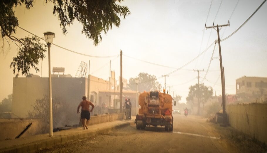 Για τέταρτη μέρα η μεγάλη πυρκαγιά στην Ρόδο, μαίνεται ανεξέλεγκτη, στιγμιότυπα από τις περιοχές Κιοτάρι, Λάρδος, Γλύστρα © Εurokinissi