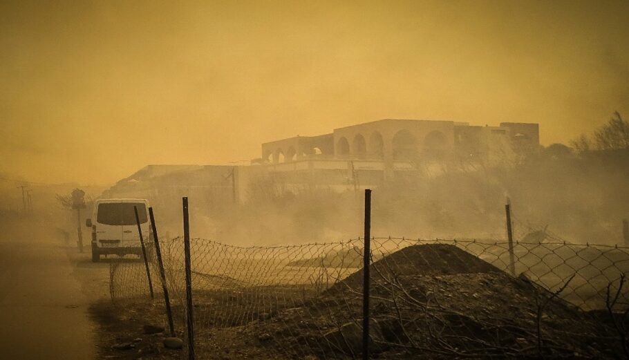H μεγάλη πυρκαγιά στην Ρόδο μαίνεται ανεξέλεγκτη © Eurokinissi / ΑΡΓΥΡΗΣ ΜΑΝΤΙΚΟΣ
