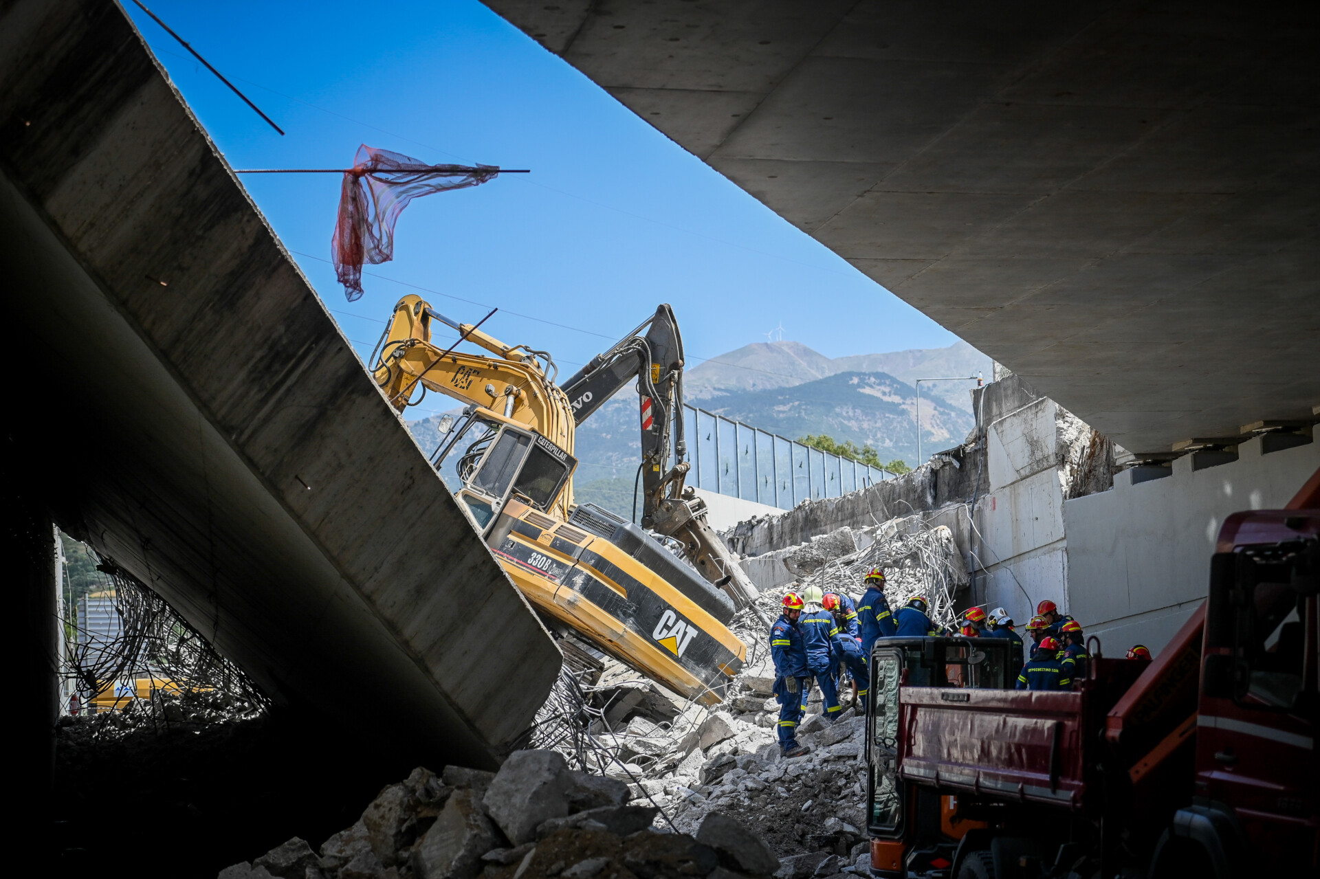 Κατάρρευση τμήματος γέφυρας στην περιμετρική οδό στην είσοδο της πόλης της Πάτρας, στην περιοχή Μποζαϊτικα © Eurokinissi