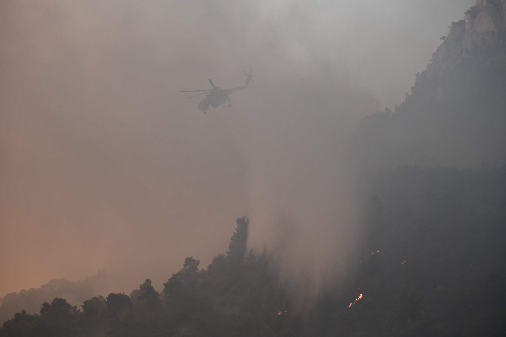 Αναζωπύρωση της φωτιάς στη Ρόδο, μαίνεται η πυρκαγιά στην Κέρκυρα