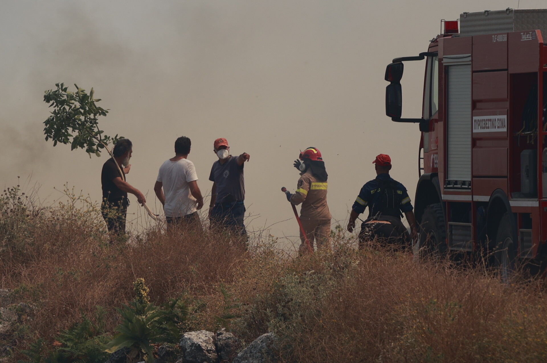 Εκτός ελέγχου η φωτιά στην Κέρκυρα – Αναζωπυρώσεις σε Ρόδο και Κάρυστο
